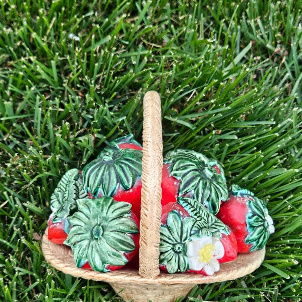 vintage cottagecore coquette ceramic strawberry basket - Picture 3 of 6